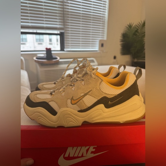 Women’s Nike Tech Hera size 8 - Picture 3 of 7